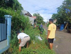 Koramil-04 Kodim 1404/Pinrang Bersama Warga Karya Bakti Bersihkan Jalan dan Saluran Air