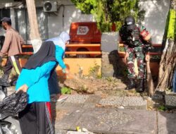 Kepedulian Terhadap Lingkungan Babinsa Koramil 1405-01/Ujung Karya Bakti Bersihkan Jalan