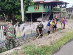 Peduli Kebersihan Lingkungan, Anggota Koramil-08 Kodim 1404/Pinrang Bersihkan Saluran Air Bersama Warga