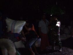 Gelapnya Malam Tak Menyurutkan Semangat Babinsa Kodim 1404/Pinrang Dampingi Penyerapan Gabah Petani Oleh Bulog