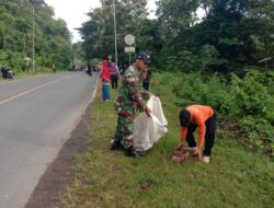Jaga Kebersihan Lingkungan Babinsa Koramil 1405-03/Bacukiki Bersinergi Dengan Masyarakat Bersihkan Sampah