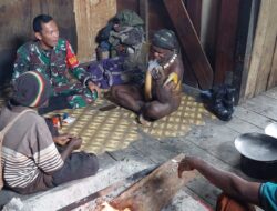 MENJALIN KEDEKATAN DENGAN WARGA, BABINSA ANJANGSANA KE RUMAH KEPALA SUKU