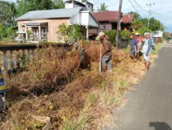 Cegah Banjir, Koramil-03 Kodim 1404/Pinrang Bersama Warga Kerja Bakti Bersihkan Saluran Air
