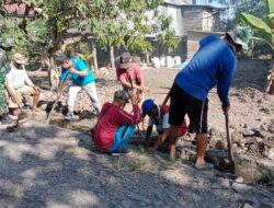 Personil Koramil Paleteang Kodim 1404/Pinrang Kerja Bakti Bersama Warga Bersihkan Saluran Air