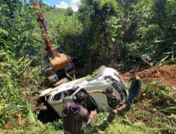 Sigap! Satgas Pamtas Yonzipur 8/SMG Bantu Korban Kecelakaan di Pedalaman Perbatasan RI-Malaysia