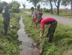 Koramil-05 Kodim 1404/Pinrang bersama Warga Melaksanakan Kerja Bakti Normalisasi Saluran Air