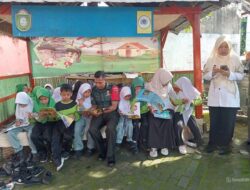 Tingkatkan Minat Baca, Babinsa Koramil-01/Ujung Ajak Siswa Gemar Membaca Buku