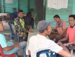 Babinsa Komsos di Warung Kopi, Jalin Silaturahmi dengan Warga