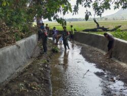 Karya Bakti Babinsa Koramil 1422-03/Camba Bersama Warga Desa Bentenge Cegah Banjir