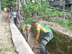 TNI Manunggal dengan Rakyat, Satgas Pamtas Yonarmed 11 Kostrad bersama Warga Bersihkan Saluran Air