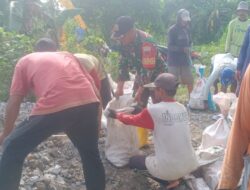 Babinsa Kodim 1404/Pinrang kerja Bakti Bersama Warga Perbaiki Jalan Tani