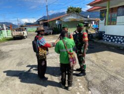 Babinsa Koramil 1703-02/Tigi Melaksanakan komunikasi sosial dengan tokoh masyarakat di halaman Makoramil