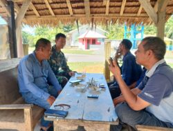 Babinsa Pos Ramil Tadu Raya melaksanakan komsos tuk menjalin silaturahmi yg baik dengan warga Desa simpang jaya