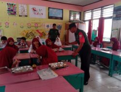 Semangat Tak Kenal Lelah, Babinsa Koramil 1405-06/Barru Dampingi Pembagian Makan Bergizi Gratis