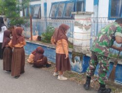 Tumbuhkan Disiplin dan Peduli Lingkungan, Babinsa Tiro Ajak Siswa SDN Lhok Igeuh Gotong Royong