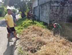 Personil Koramil Paleteang Kodim 1404/Pinrang Kerja Bakti Bersama Warga Bersihkan Saluran Air