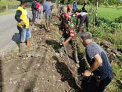 Cegah Banjir, Babinsa Koramil-05 Kodim 1404/Pinrang Bersama Warga Bersihkan Saluran Air
