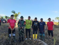 Aksi Cinta Lingkungan, Personil Koramil 1405-03/Bacukiki Bersama Masyarakat Gotong Royong Bersihkan Pesisir Pantai