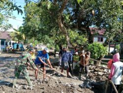 Babinsa Koramil 1405-04/Soppeng Riaja Bersama Warga Bersihkan Jalan Dan Parit