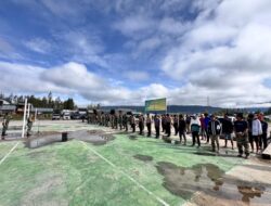 Sambut HUT Kodam XVII/Cenderawasih, Karya Bakti Kodim 1703/Deiyai Melaksanakan pembersihan sampah di lapangan Thomas Adii dan pasar wagete