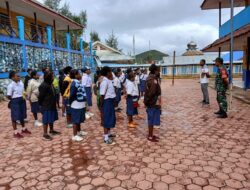 TANAMKAN DISIPLIN, BABINSA KORAMIL LATIH PBB SISWA SMP YPPK WISEL ENAROTALI