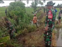 Babinsa Koramil-05 Kodim-1404/Pinrang Bersama Warga Bersihkan Saluran Irigasi Pembuangan