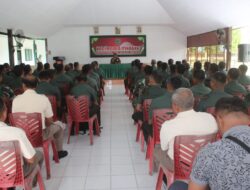 Dandim 1404/Pintang Pimpin Upacara 17-an Dan Beri Jam Komandan