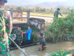 Penuhi Kebutuhan Air petani, Koramil-07 Kodim 1404/Pinrang Bersihkan Saluran irigasi Bersama Warga