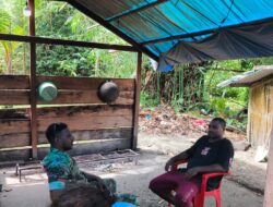 Tingkatkan Sinergi, Babinsa Wasior dan Tokoh Masyarakat Bersatu untuk Keamanan Kampung