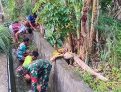 Danramil-01/Suppa Kodim 1404/Pinrang Pimpin Kerja Bakti Bersama Warga Membersihkan Saluran Air