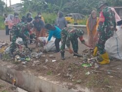 Babinsa Koramil 1405-02/Soreang, Bersama Masyarakat Kerja Bakti Bersihkan Bahu Jalan