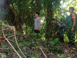 Babinsa Koramil 03/Sungai Sariak Bersama Warga Goro Bersihkan Sampah Liar Di Tepi Jalan