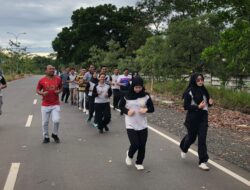 Tingkatkan Kesehatan dan Perkuat Kebersamaan, Kalapas Banjarbaru Ajak Jajaran Jalan Santai Keliling Gubernuran Kalsel