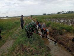 Persiapan turun Sawah, Babinsa Kodim 1404/Pinrang Bersihkan Saluran Irigasi Bersama Petani