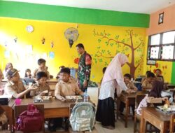 Babinsa Kodim 1404/Pinrang Dampingi Pelaksanaan Makan Bergizi Gratis