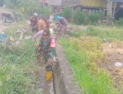 Persiapan turun Sawah, Babinsa Kodim 1404/Pinrang Bersihkan Saluran irigasi bersama Petani