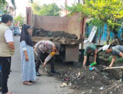 Peduli Kebersihan, Babinsa Koramil 1405-01/Ujung Bersama Bhabinkamtibmas Dan DLH Lota Parepare Gotong Royong Bersihkan Parit
