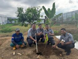 Keliling SAE Labaru, Kalapas Panen Kangkung dan Tanam Kelengkeng Bersama Jajaran dan Warga Binaan