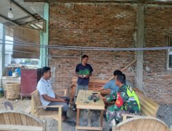 Babinsa Laksanakan Komsos Dengan Warga Binaan Untuk Kelancaran Tugas