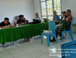 Babinsa Kodim 1404/Pinrang Komsos Dengan Perangkat Desa Bahas Keamanan Dan Ketertiban