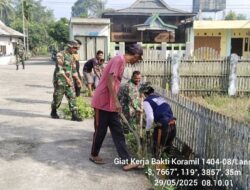 Peduli Kebersihan Lingkungan, Babinsa Koramil-08 Kodim 1404/Pinrang Bersihkan Saluran Air Bersama Warga
