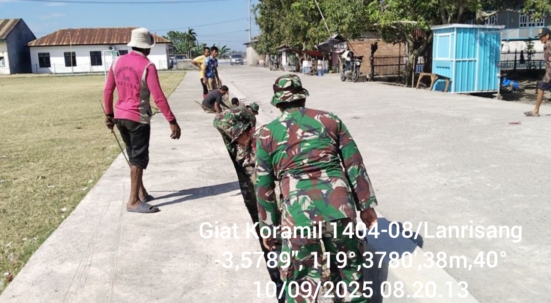 Koramil-08 Kodim 1404/Pinrang Bersihkan Saluran Air Bersama Warga