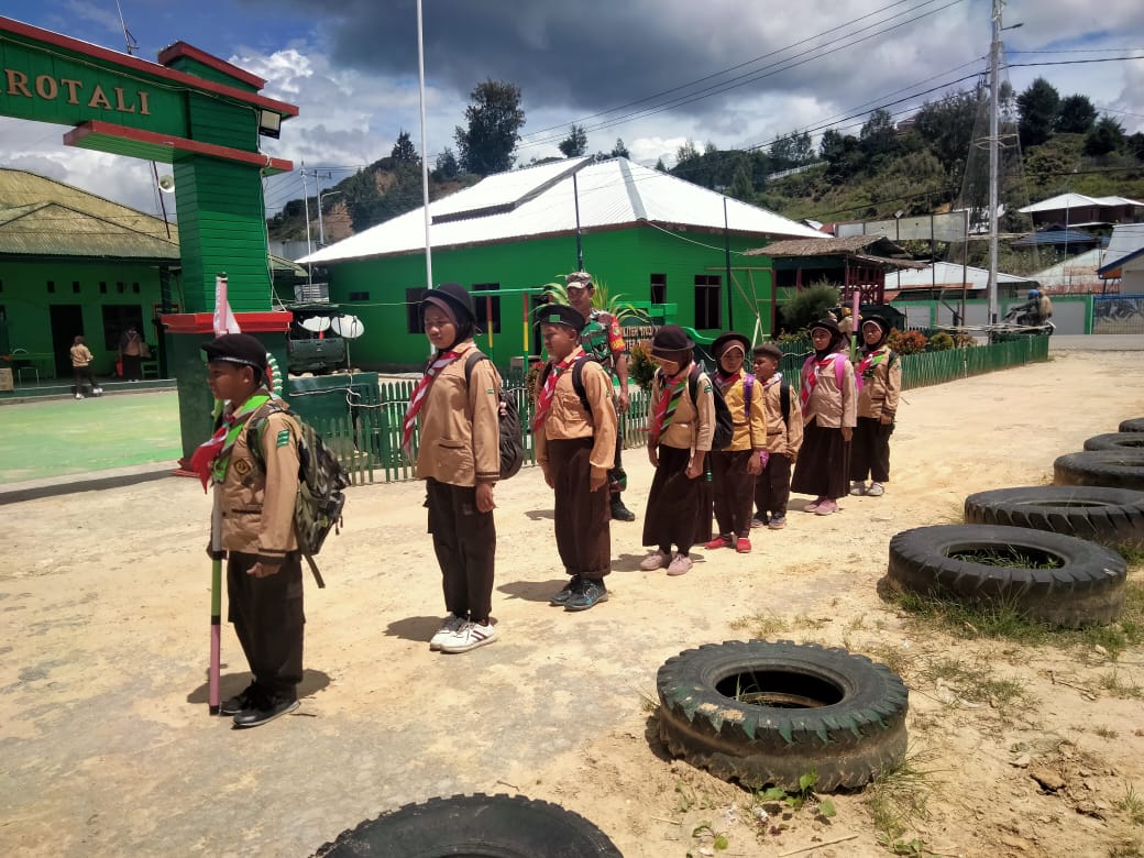 BENTUK KARAKTER DISIPLIN, BABINSA KORAMIL 1703-01/ENAROTALI AJARKAN ANAK-ANAK SEKOLAH DASAR (SD) LATIHAN BARIS-BERBARIS