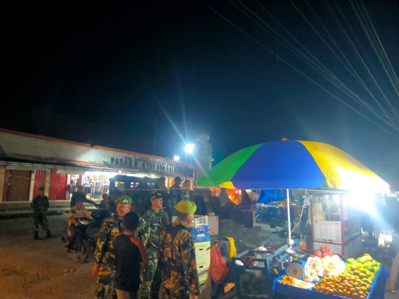 Kolaborasi Antara Anggota Koramil 08/Sungai Geringging Bersama Komponen Pendukung Dalam Patroli Gabungan Ciptakan Rasa Aman