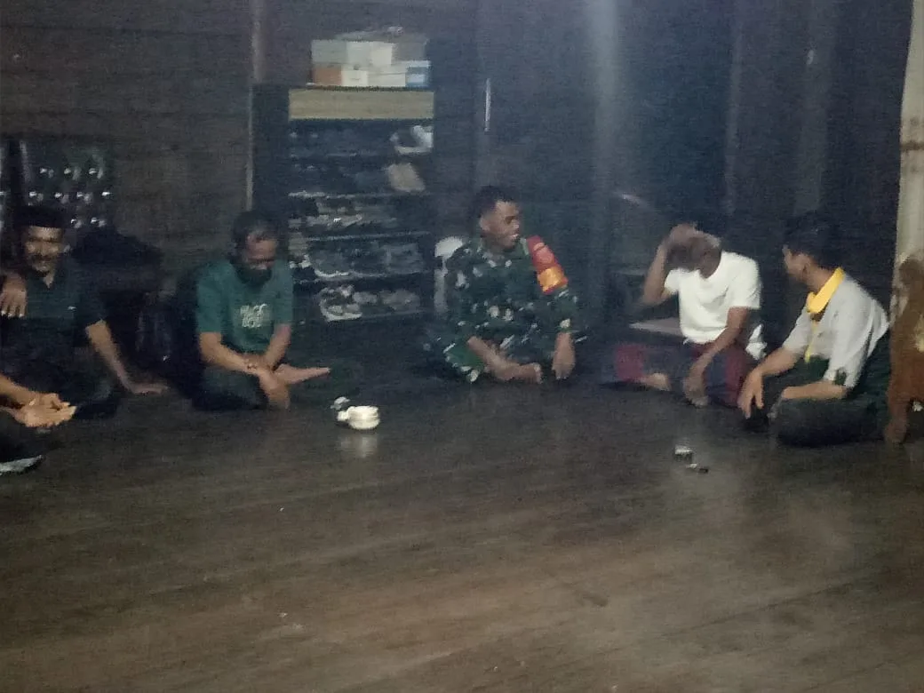 Babinsa Kodim 1404/Pinrang Laksanakan Patroli Malam dan Komsos dengan Warga di Poskamling