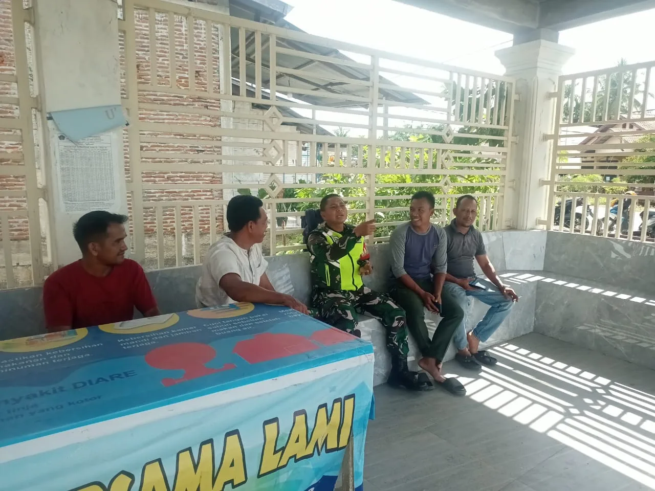 Babinsa melaksanakan giat komsos bersama warga binaan