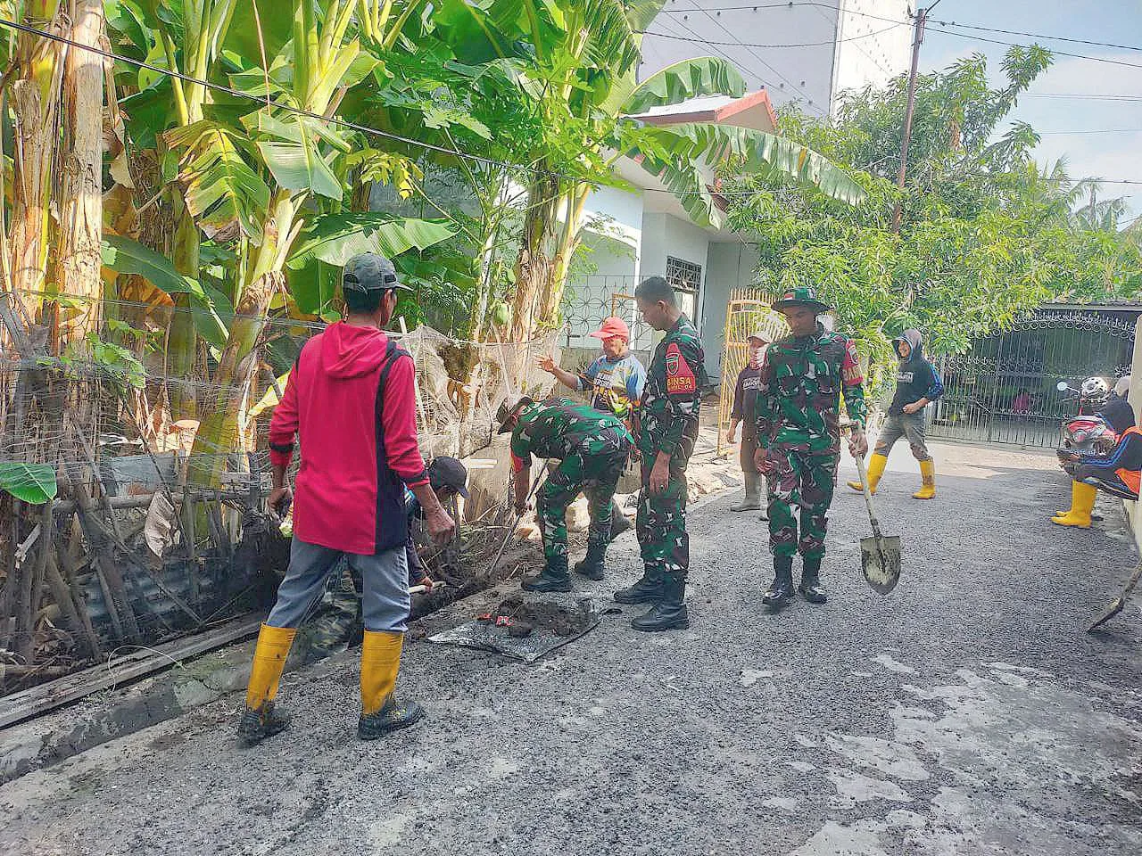 Koramil-04/Paleteang Kerja Bakti Bersihkan Saluran Air Bersama warga