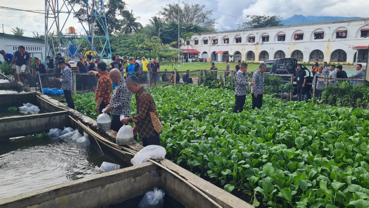 Lapas Ambarawa Tabur 6000 Ekor Benih Ikan Nila dalam Program Ketahanan Pangan