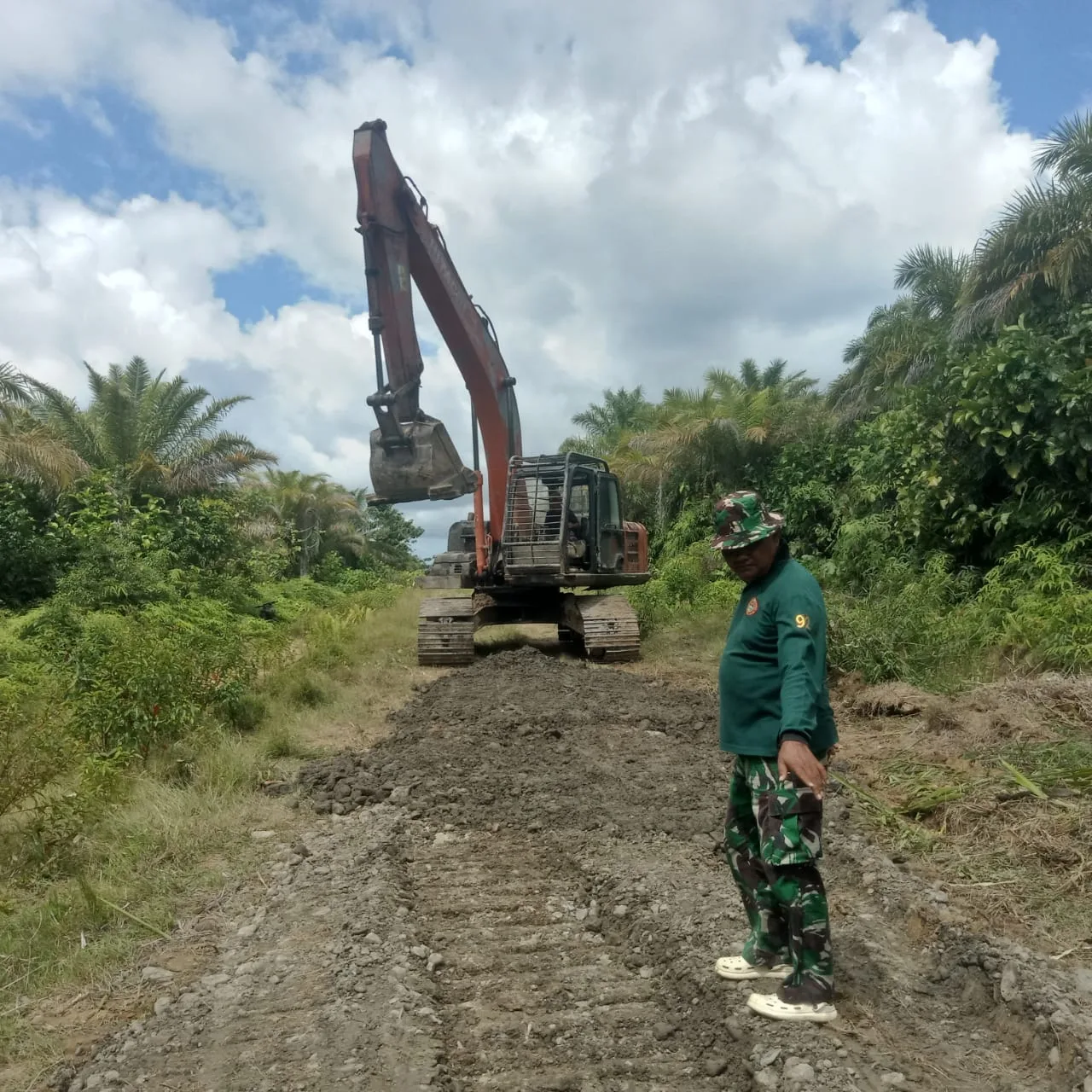 TMMD ke-126 Kodim 0115/Simeulue :Peningkatan Jalan di Desa Ana’o Kecamatan Teupah Selata.