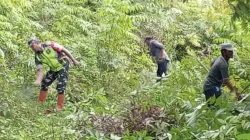 Babinsa Koramil 05/Indra Jaya menggelar kegiatan  Gotong Royong Bersama Warga Desa Mesjid Dijiem